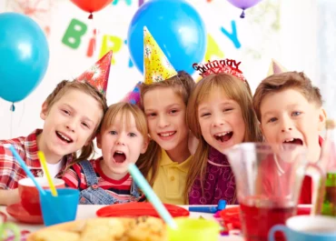 Des enfants s'amusent à un anniversaire en ile de france
