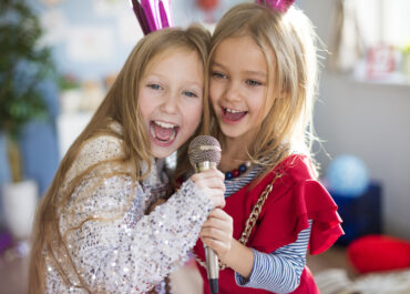 Deux petites filles chantent dans un micro