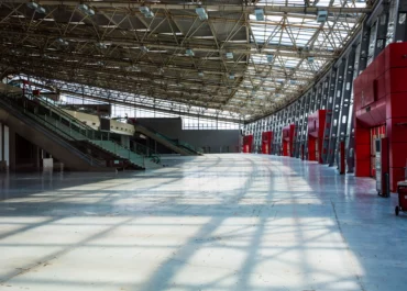 Grand salon d'exposition vide a paris