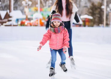 Petite fille faisant du patin à glace