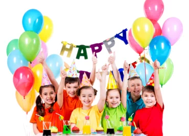 Enfants célébrant un anniversaire